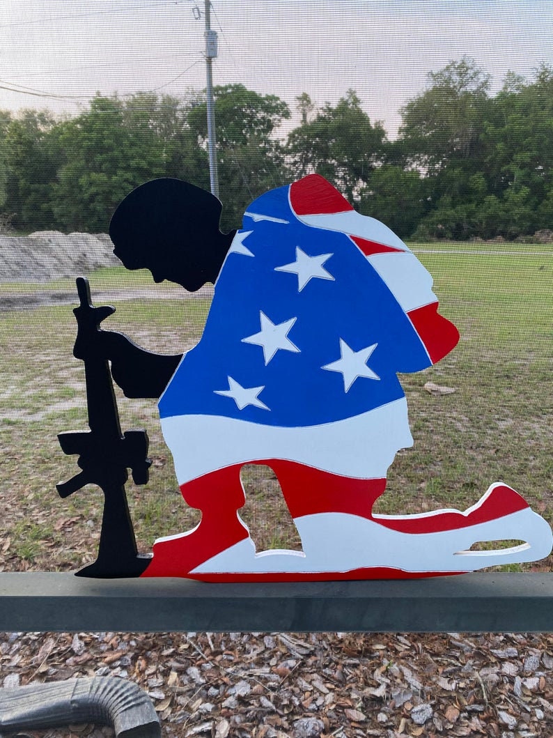 Kneeling Soldier Yard Stake